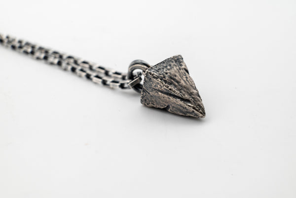 kolie piramida gia andres