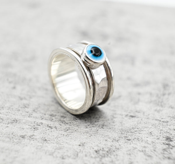 Spinner δαχτυλίδι ασήμι με evil eye πλάγια όψη δεξιά σε γκρι φόντο