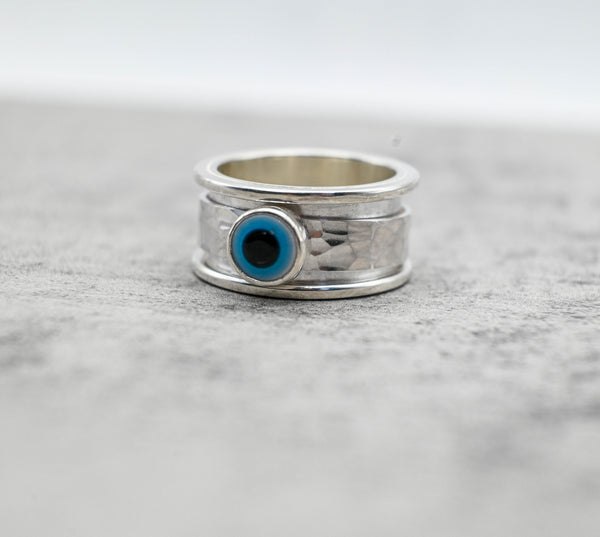 Spinner δαχτυλίδι ασήμι με evil eye μπροστινή όψη σε γκρι φόντο