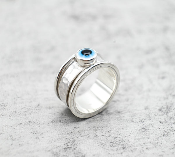  Spinner δαχτυλίδι ασήμι με evil eye πλάγια όψη αριστερά σε γκρι φόντο