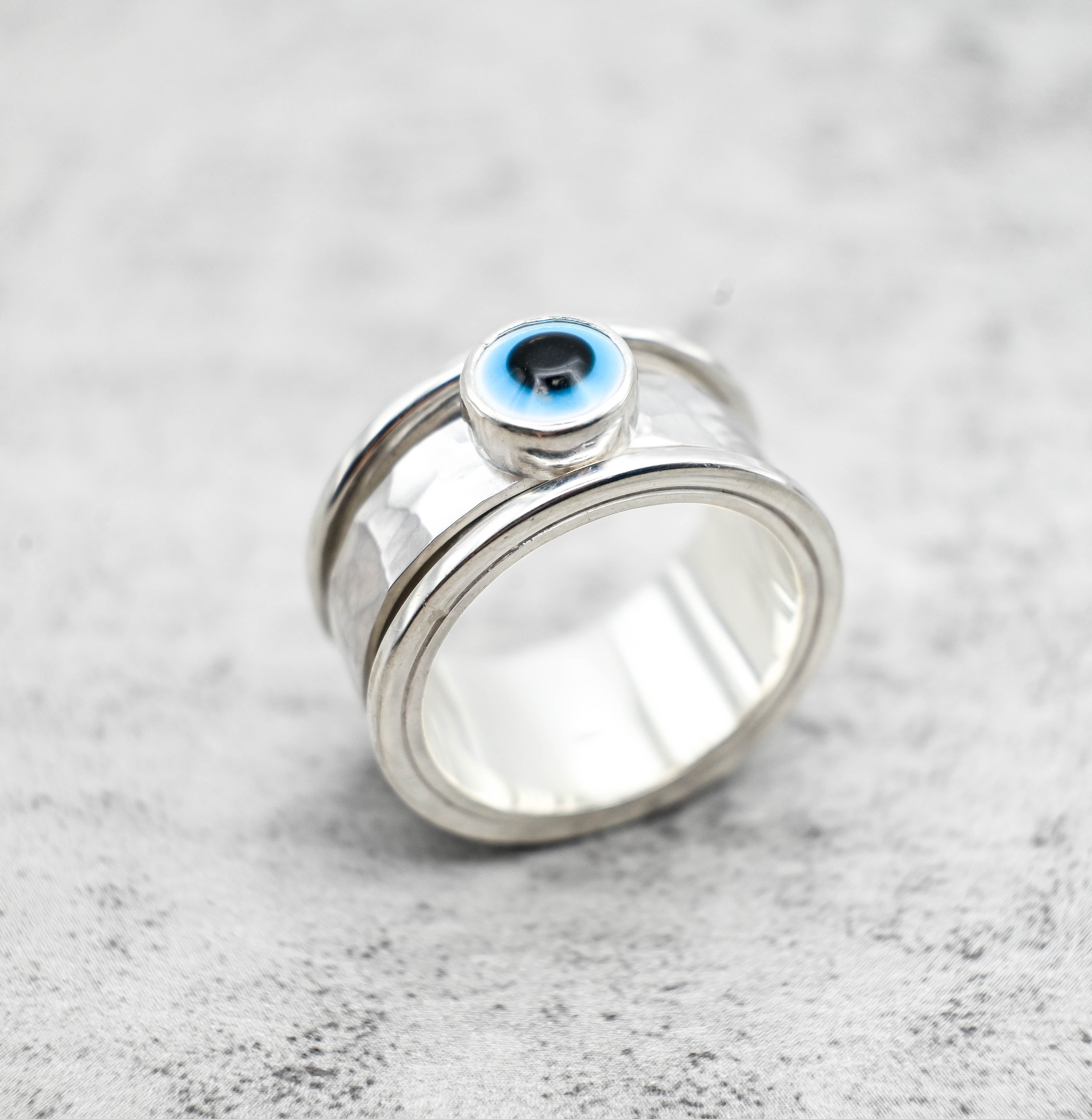  Spinner δαχτυλίδι ασήμι με evil eye εσωτερική όψη σε γκρι φόντο