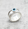  Spinner δαχτυλίδι ασήμι με evil eye εσωτερική όψη σε γκρι φόντο