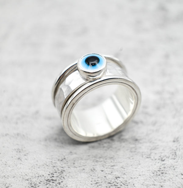  Spinner δαχτυλίδι ασήμι με evil eye εσωτερική όψη σε γκρι φόντο