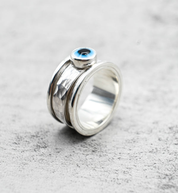 Spinner δαχτυλίδι ασήμι με evil eye πλάγια όψη δεξιά κοντινό πλάνο