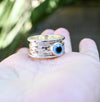 Spinner δαχτυλίδι ασήμι με evil eye στο χέρι παλάμη ανοιχτή εξωτερικός χώρος
