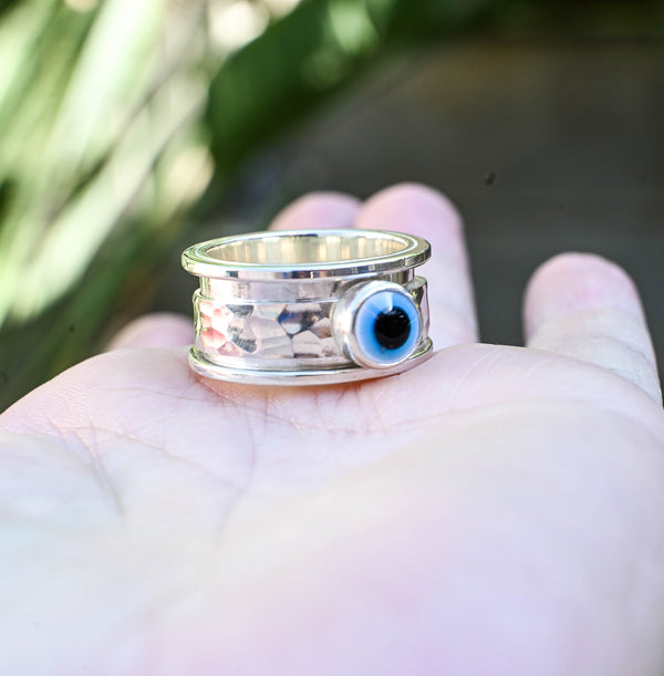 Spinner δαχτυλίδι ασήμι με evil eye στο χέρι παλάμη ανοιχτή εξωτερικός χώρος