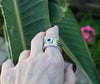 Spinner δαχτυλίδι ασήμι με evil eye φορεμενο στον δείχτη

