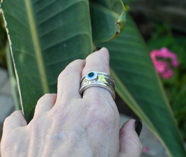 Spinner δαχτυλίδι ασήμι με evil eye φορεμενο στον δείχτη

