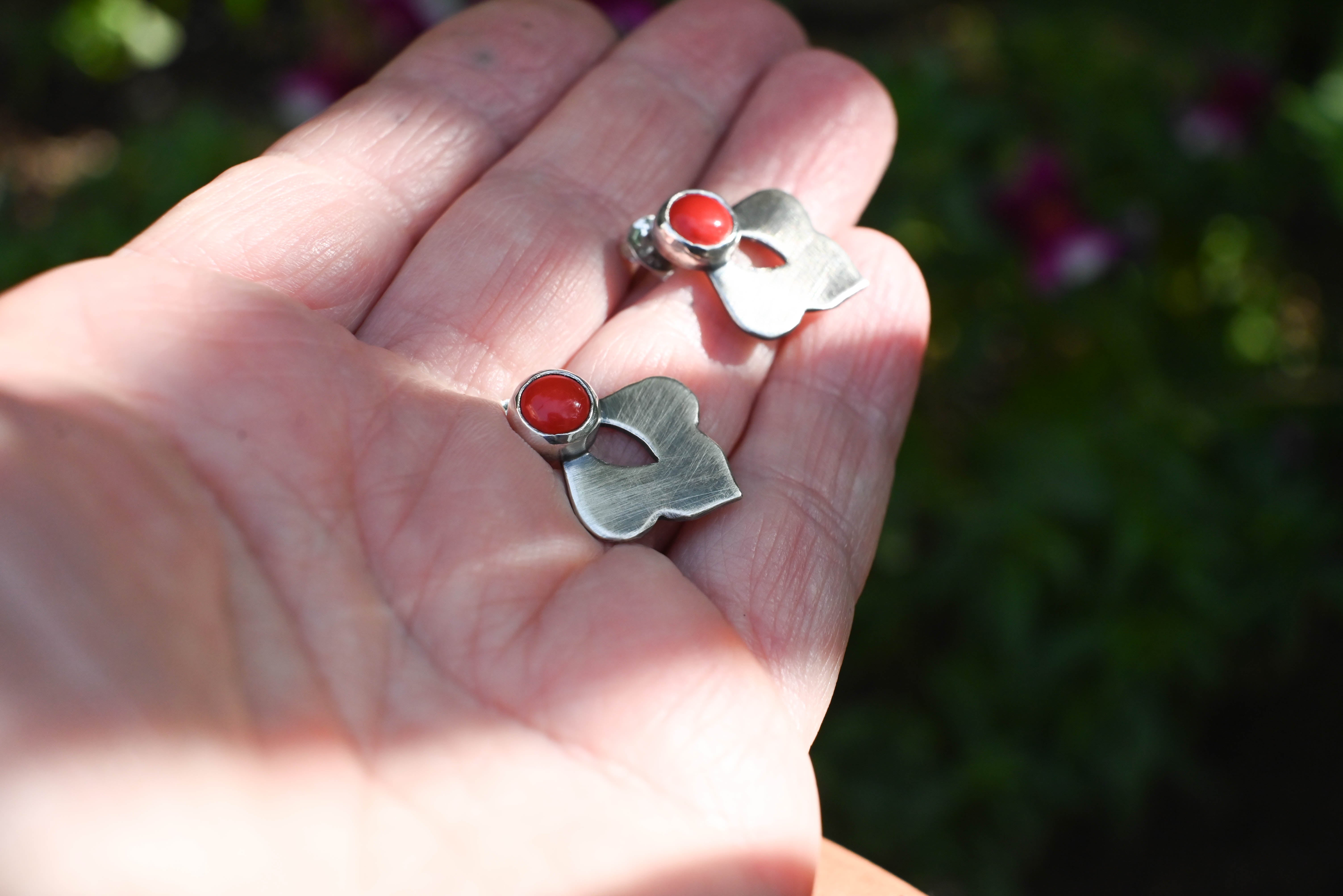  Boho ασημένια καρφωτά σκουλαρίκια με κόκκινο κοράλλι πάνω σε γυναικείο χέρι