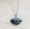 Χειροποίητο ασημένιο μενταγιόν 925 με moss agate σε πέτρινο φόντο.