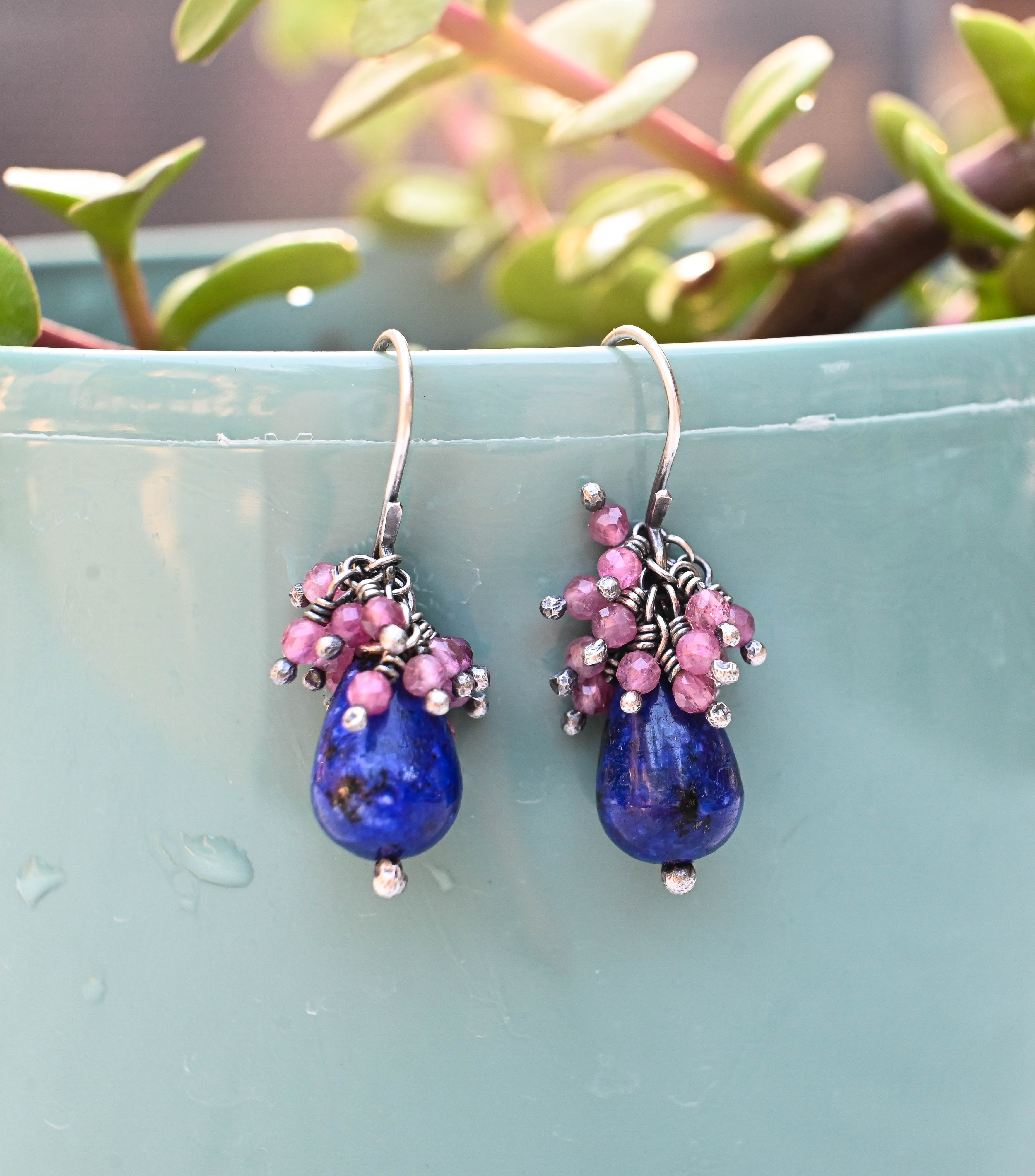 Χειροποίητα σκουλαρίκια με λάπις λάζουλι και ροζ τοπάζι κρεμασμένα σε γαλάζιο γλαστράκι