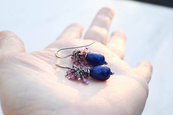 Χειροποίητα ασημένια σκουλαρίκια 925 με οξείδωση πανω σε χέρι