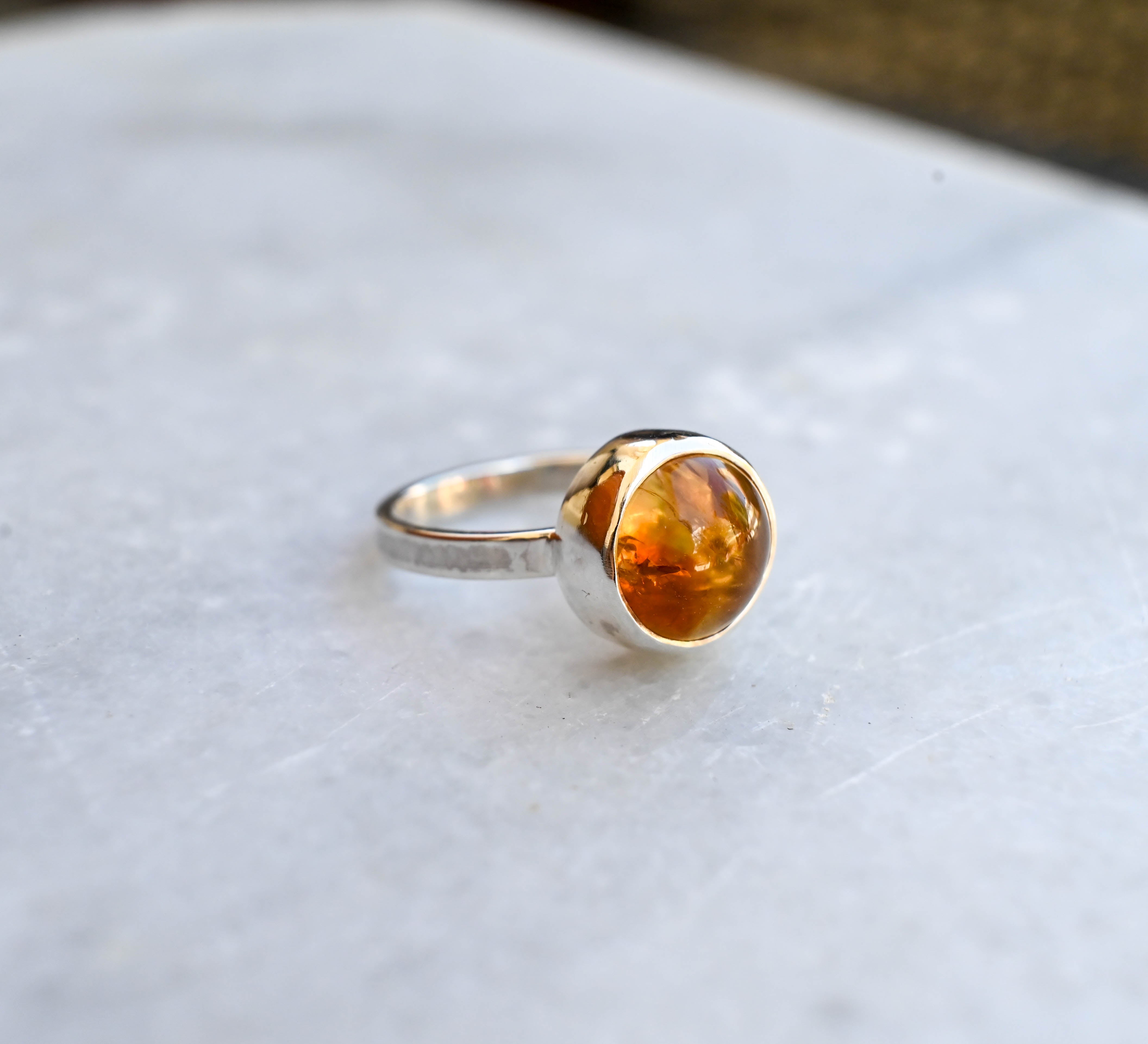 Δαχτυλίδι Ασήμι  Μονόπετρο με Κιτρίνη (Citrine) πανω σε μαρμαρο