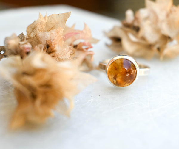 Δαχτυλίδι Ασήμι  Μονόπετρο με Κιτρίνη (Citrine) με φοντο αποξηραμενα λουλουδια
