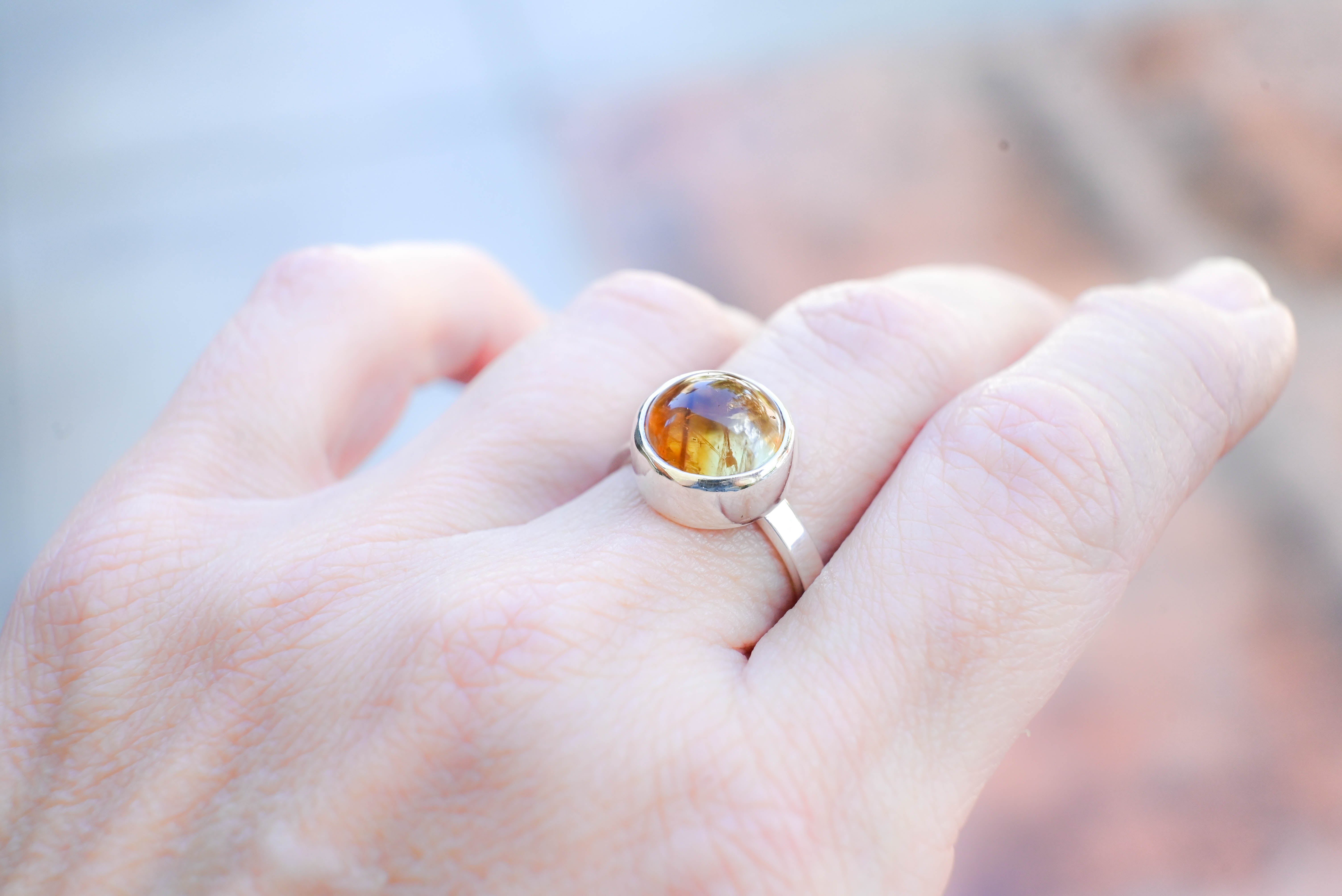 Δαχτυλίδι Ασήμι  Μονόπετρο με Κιτρίνη (Citrine) φορεμενο στο μεσαιο δαχτυλο