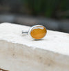 Κοντινή λήψη ασημένιου δαχτυλιδιού με κίτρινο οβάλ χαλκηδόνιο