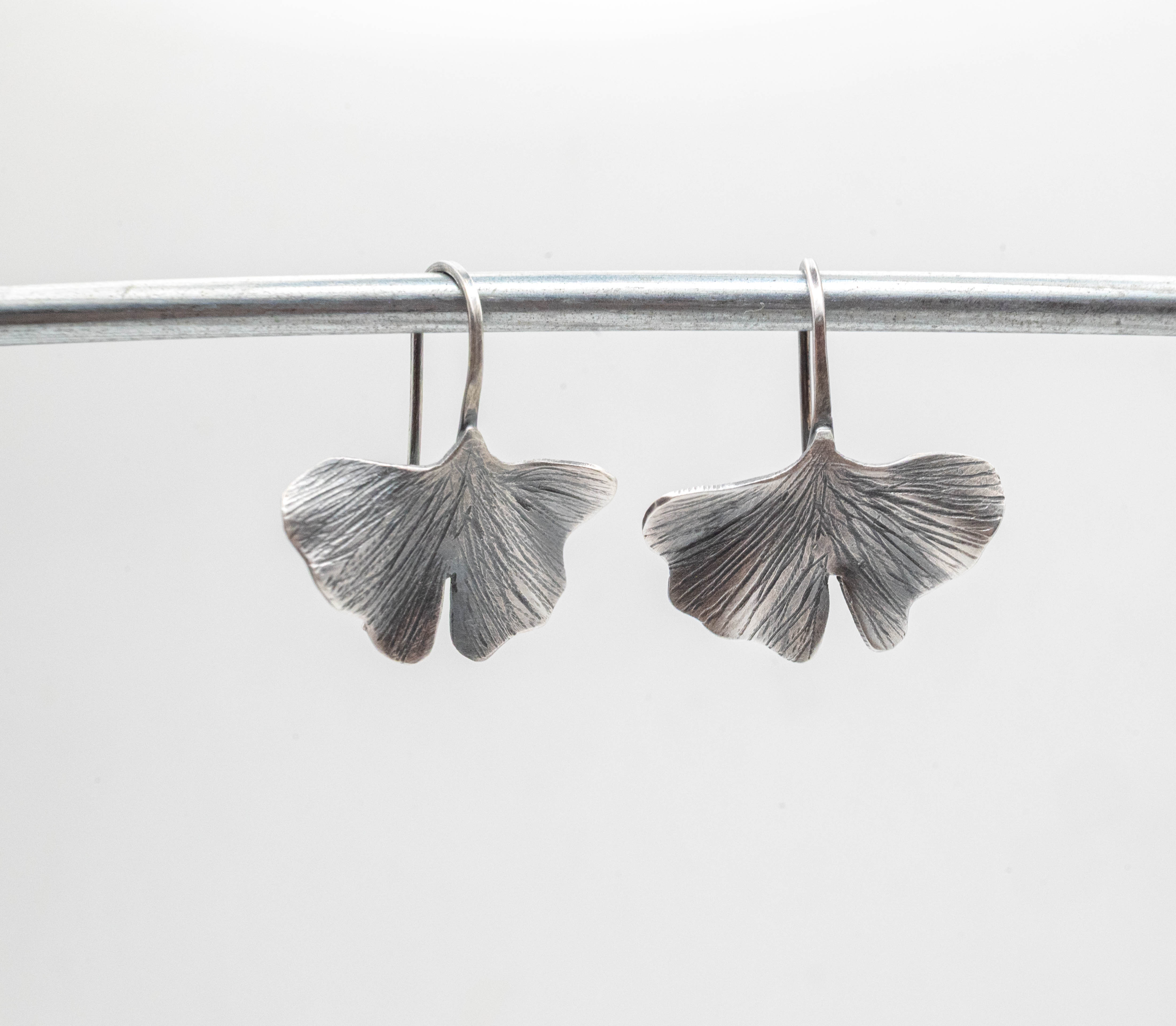 Ασημένια χειροποίητα σκουλαρίκια φύλλο Ginkgo - SILVERstro Κοσμήματα