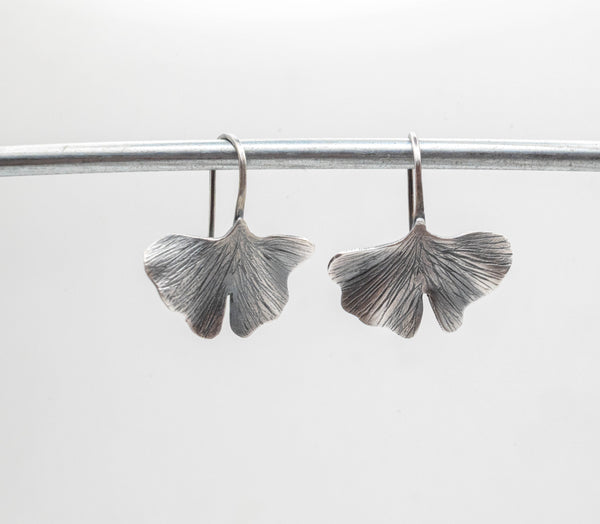 Ασημένια χειροποίητα σκουλαρίκια φύλλο Ginkgo - SILVERstro Κοσμήματα