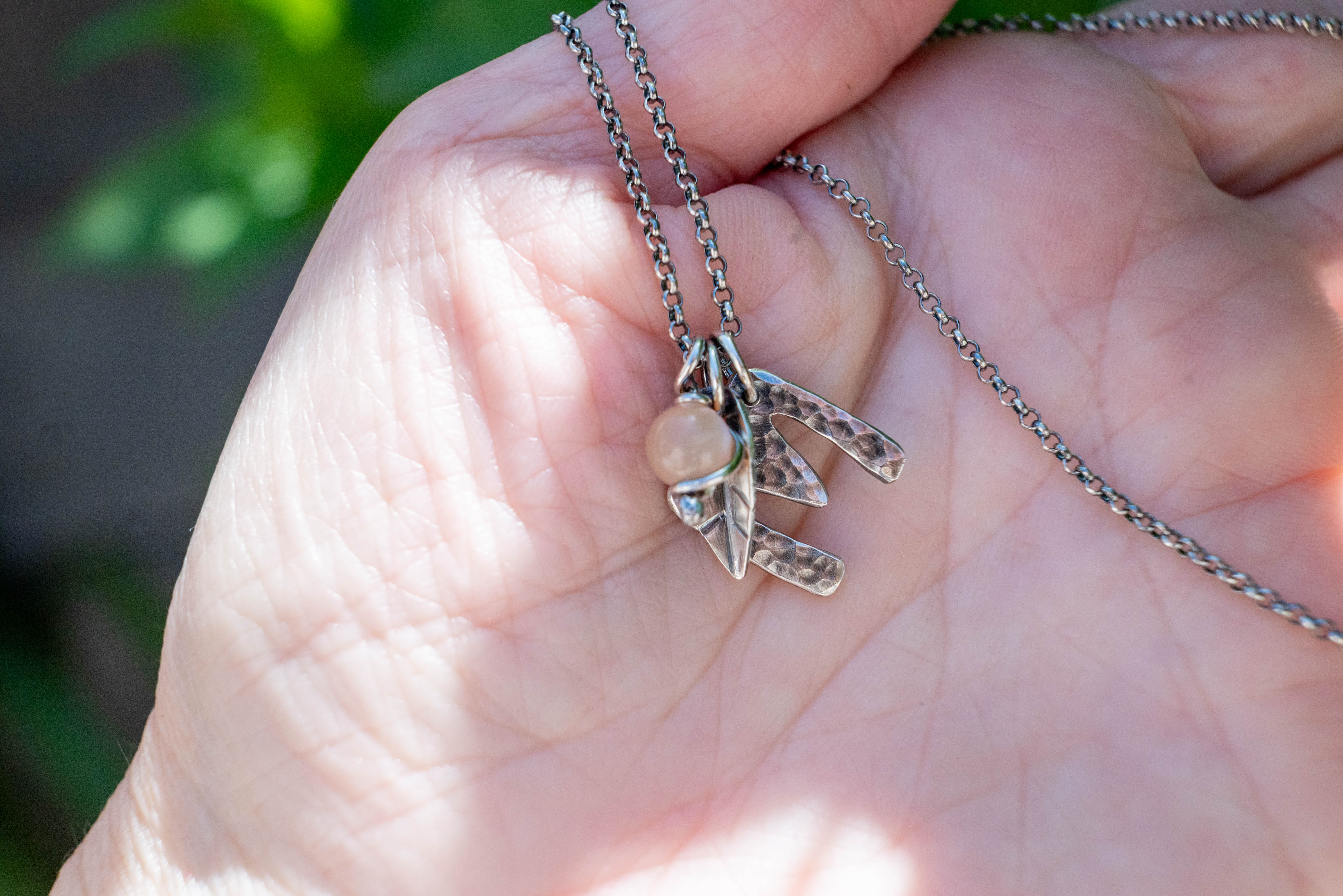 Styling κολιέ μονόγραμμα Μ - λεπτό dainty κόσμημα SILVERstro