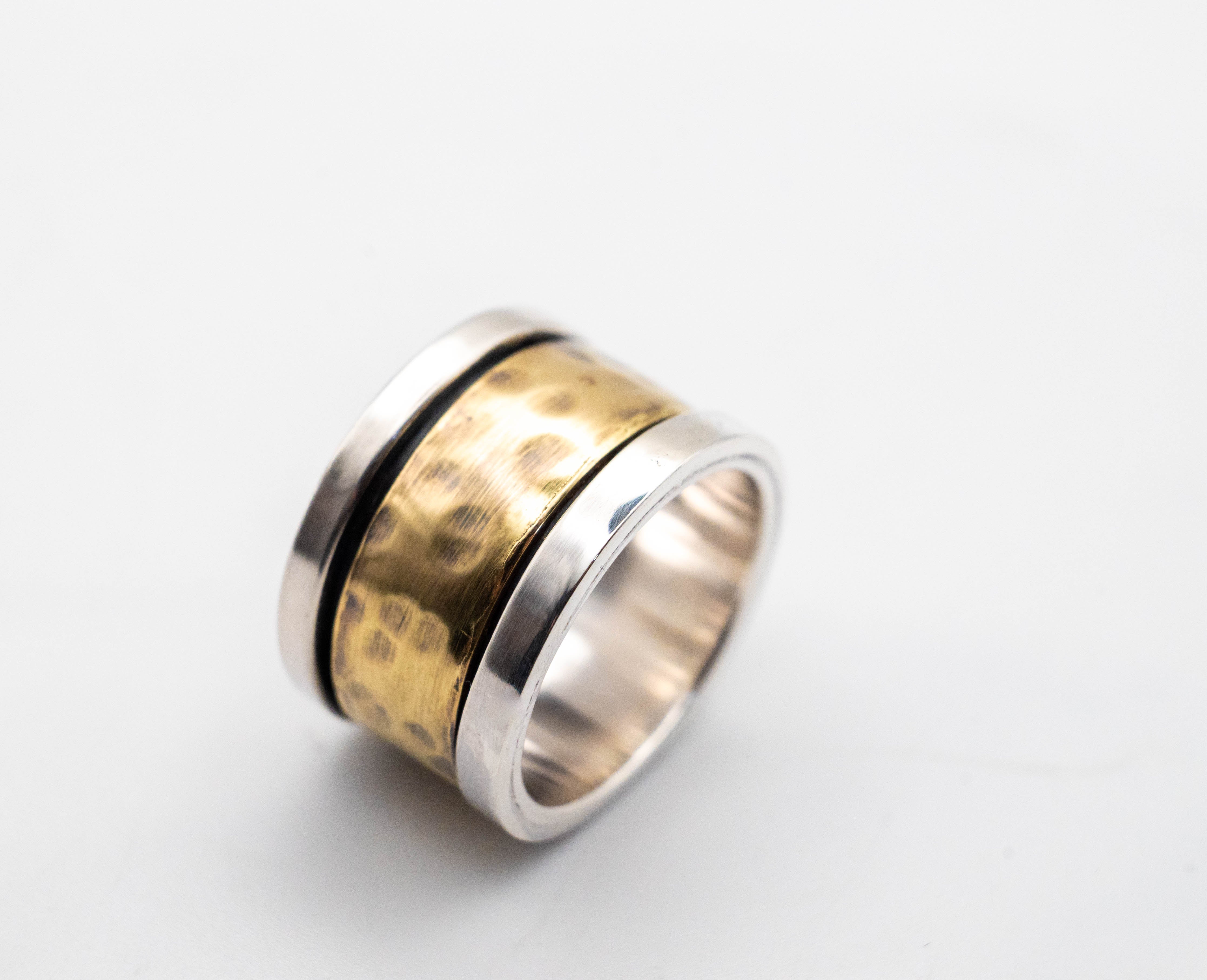 Unisex spinner ring σε λευκό φόντο – SILVERstro