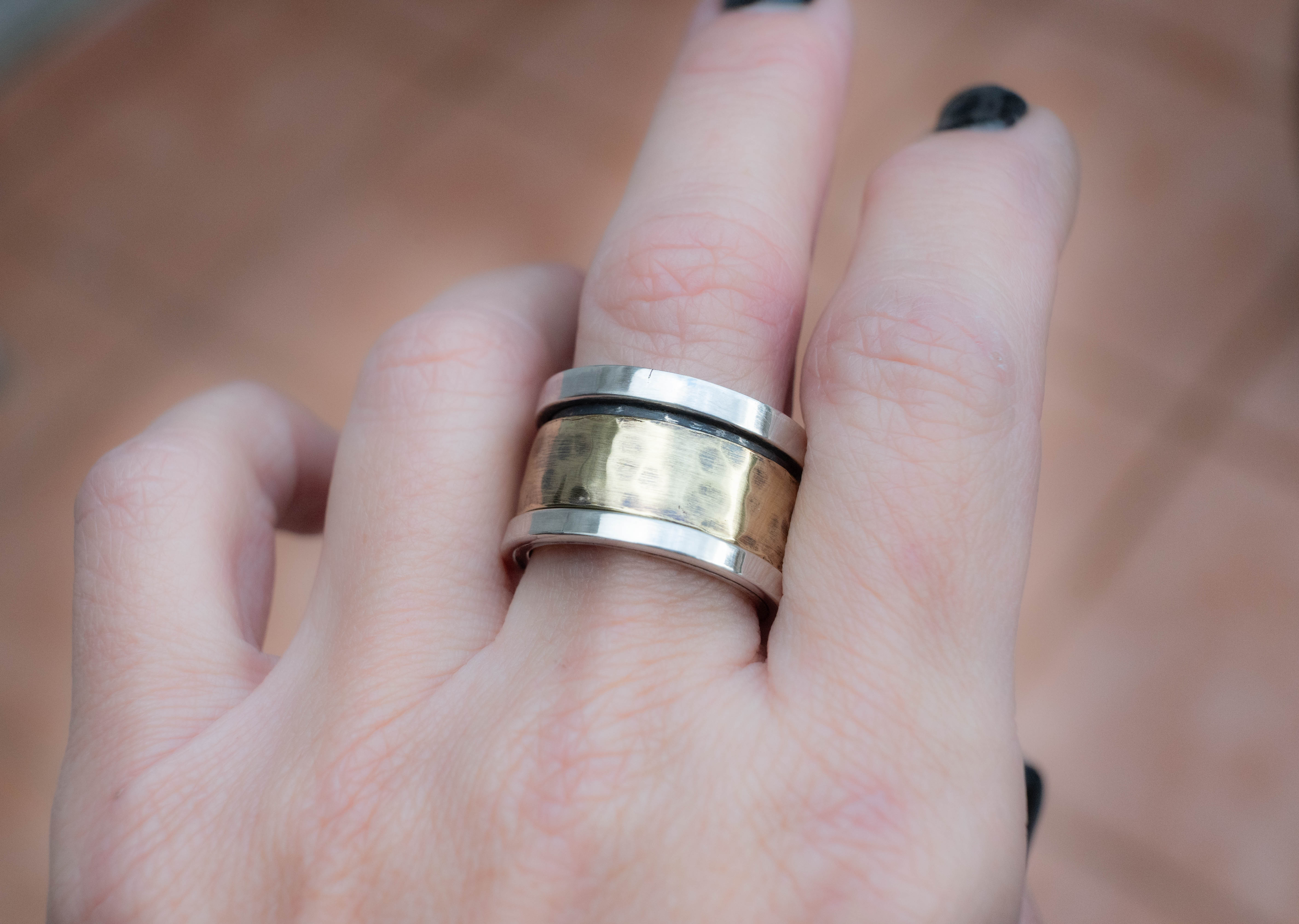 Χειροποίητο spinner φορεμένο στο χέρι – boho look – SILVERstro