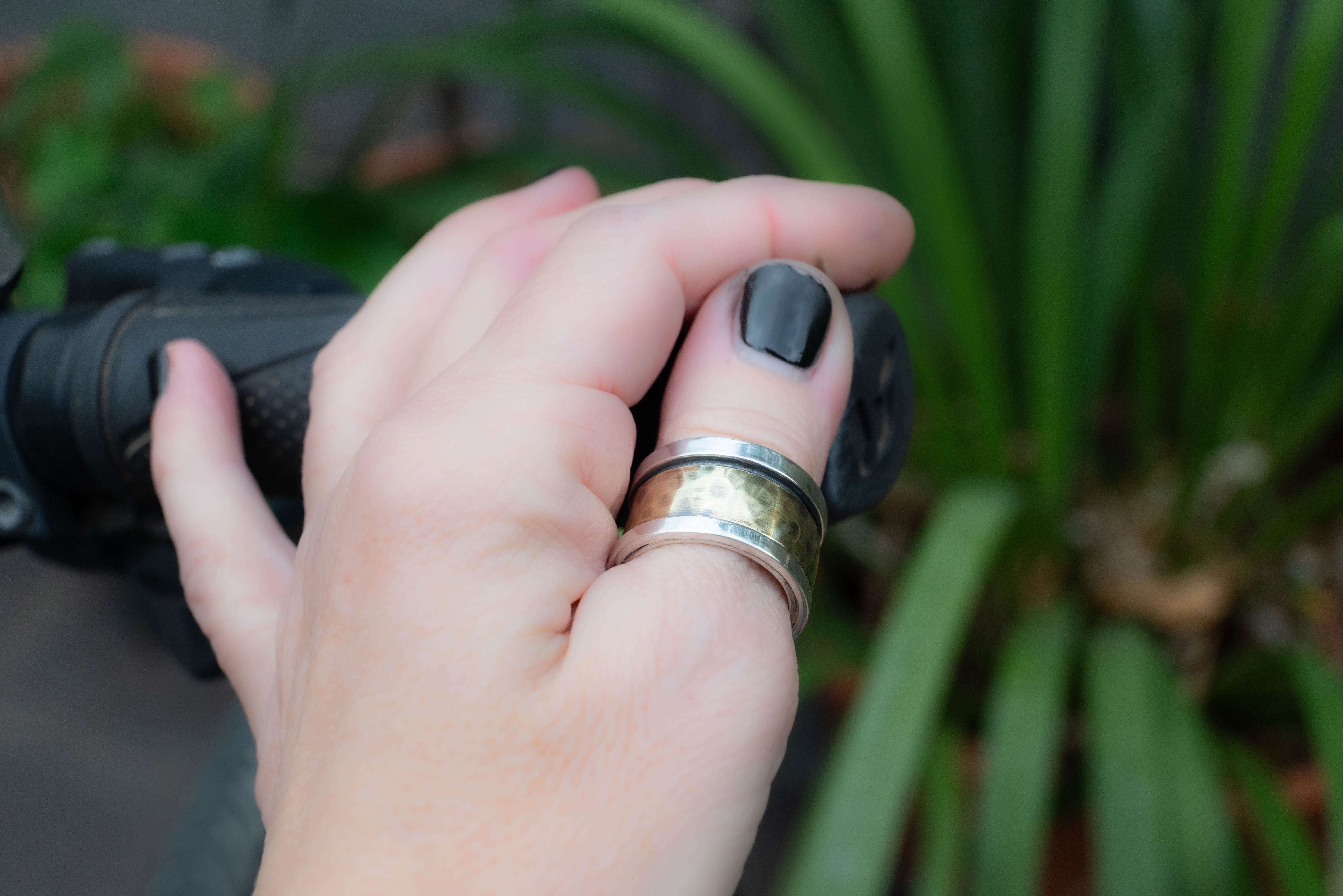 Minimal spinner thumb ring – κοντινή λήψη – SILVERstro