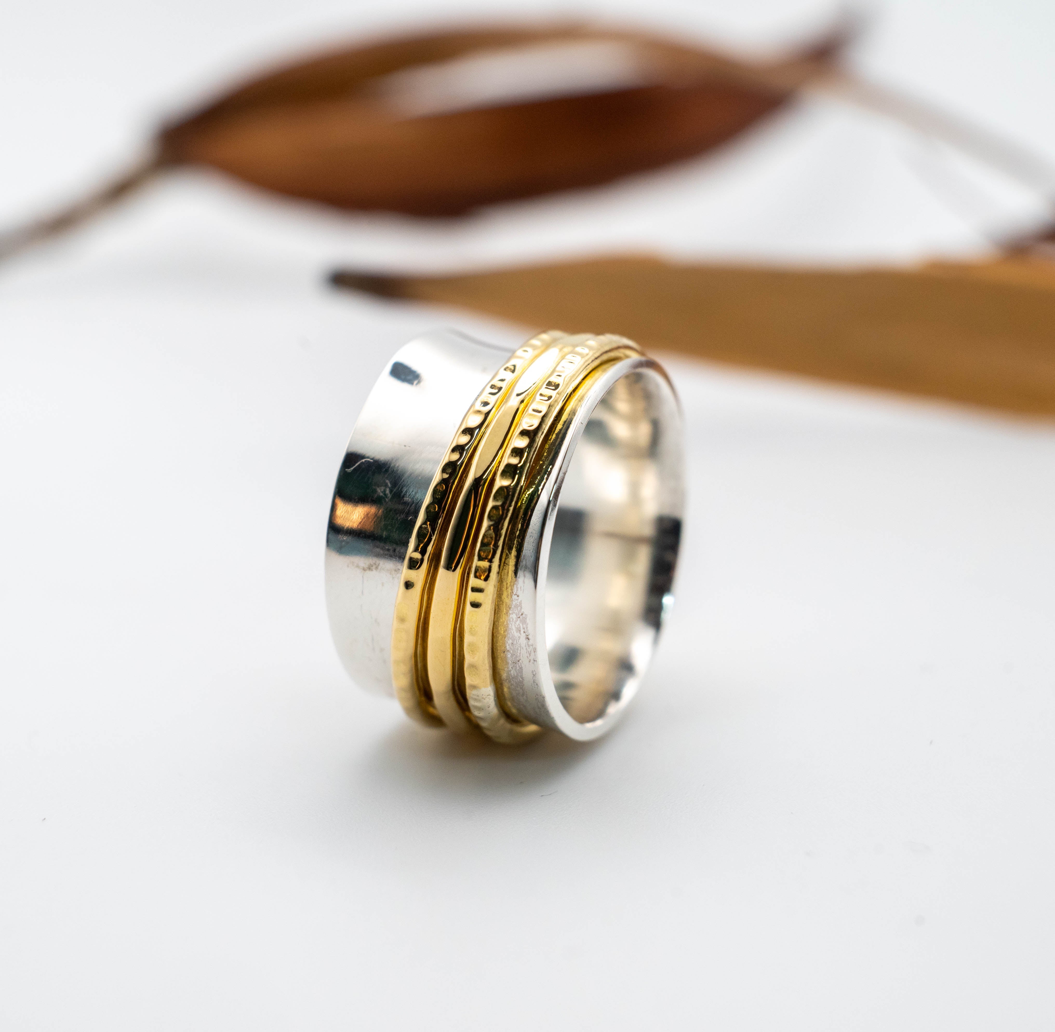 Γυαλιστερή γάμπα 12mm με σφυρήλατο ορείχαλκο – feminine spinner – SILVERstro