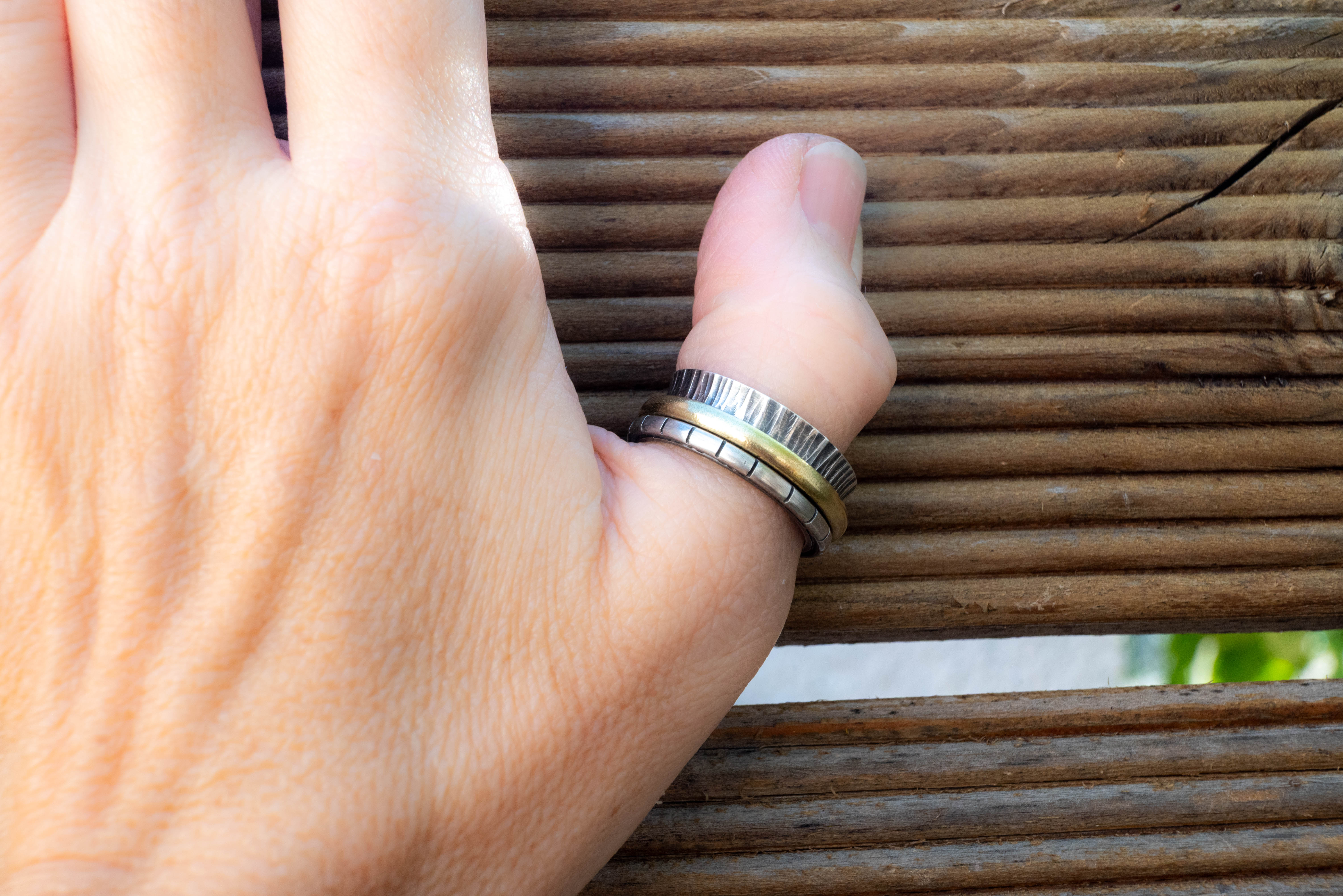 Spinner δαχτυλίδι φορεμένο στον αντίχειρα – statement thumb ring – SILVERstro
