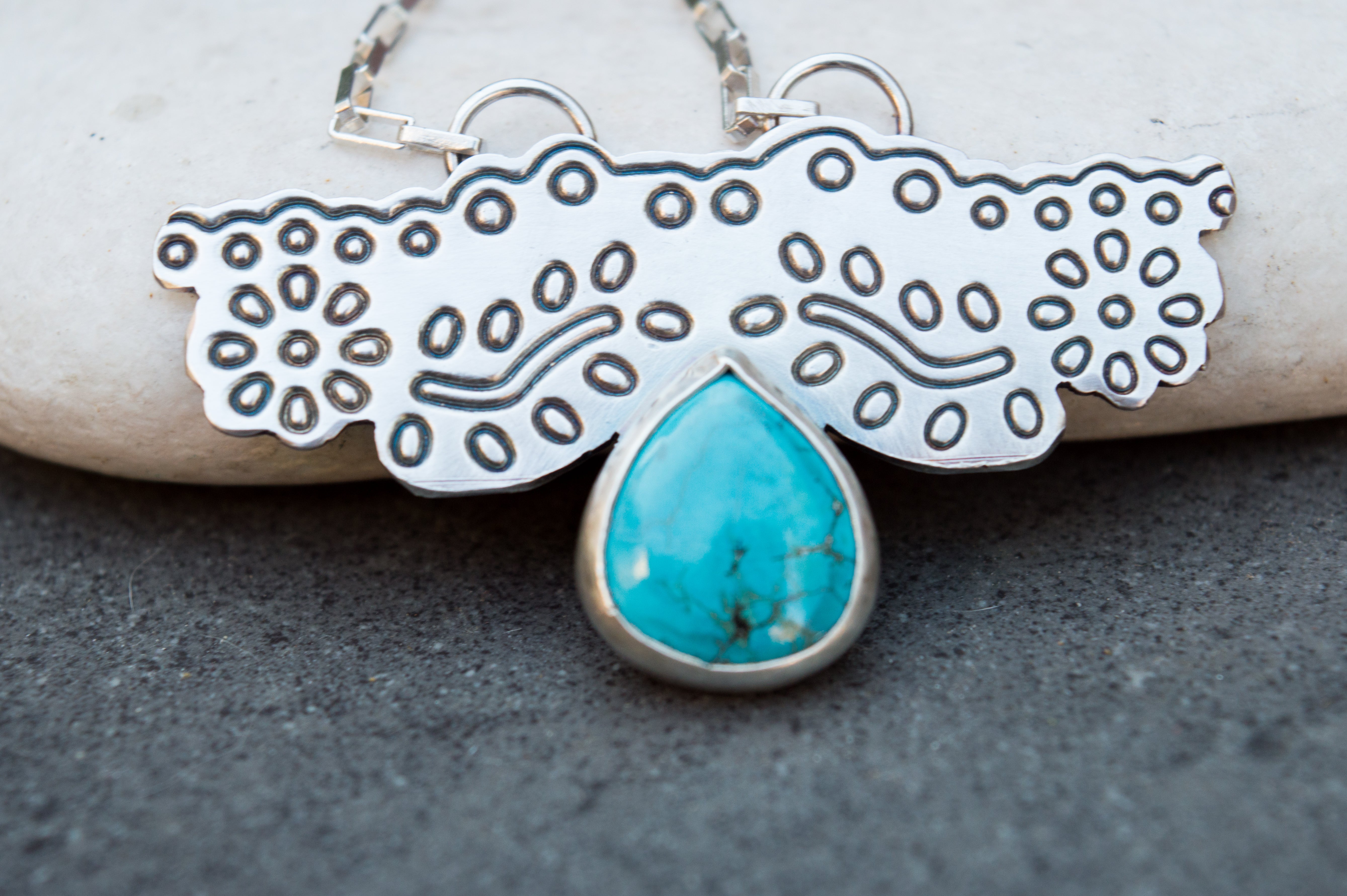 ασημένια κολιέ με πέτρες