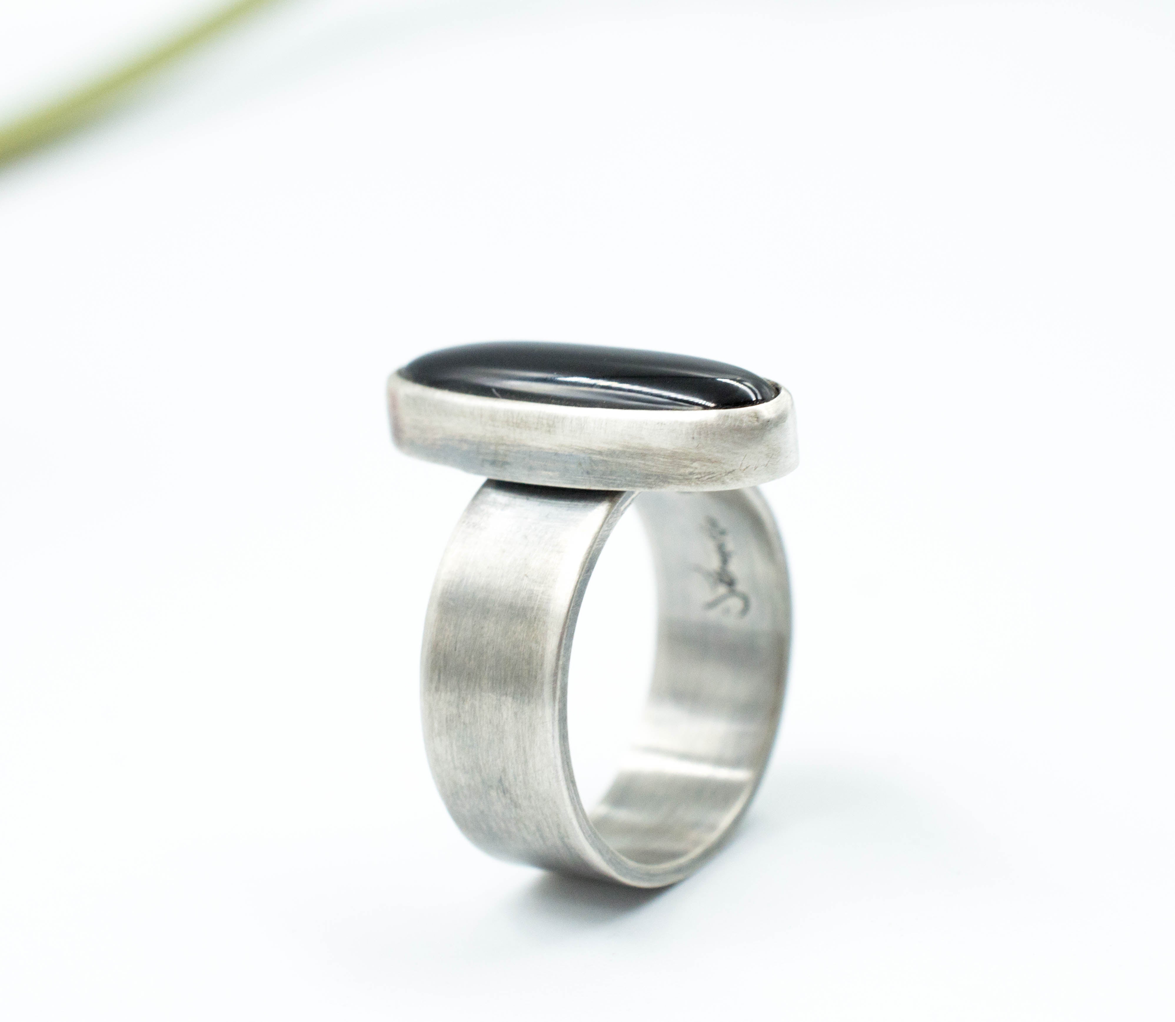 μονοπετρο με μαυρη πετρα