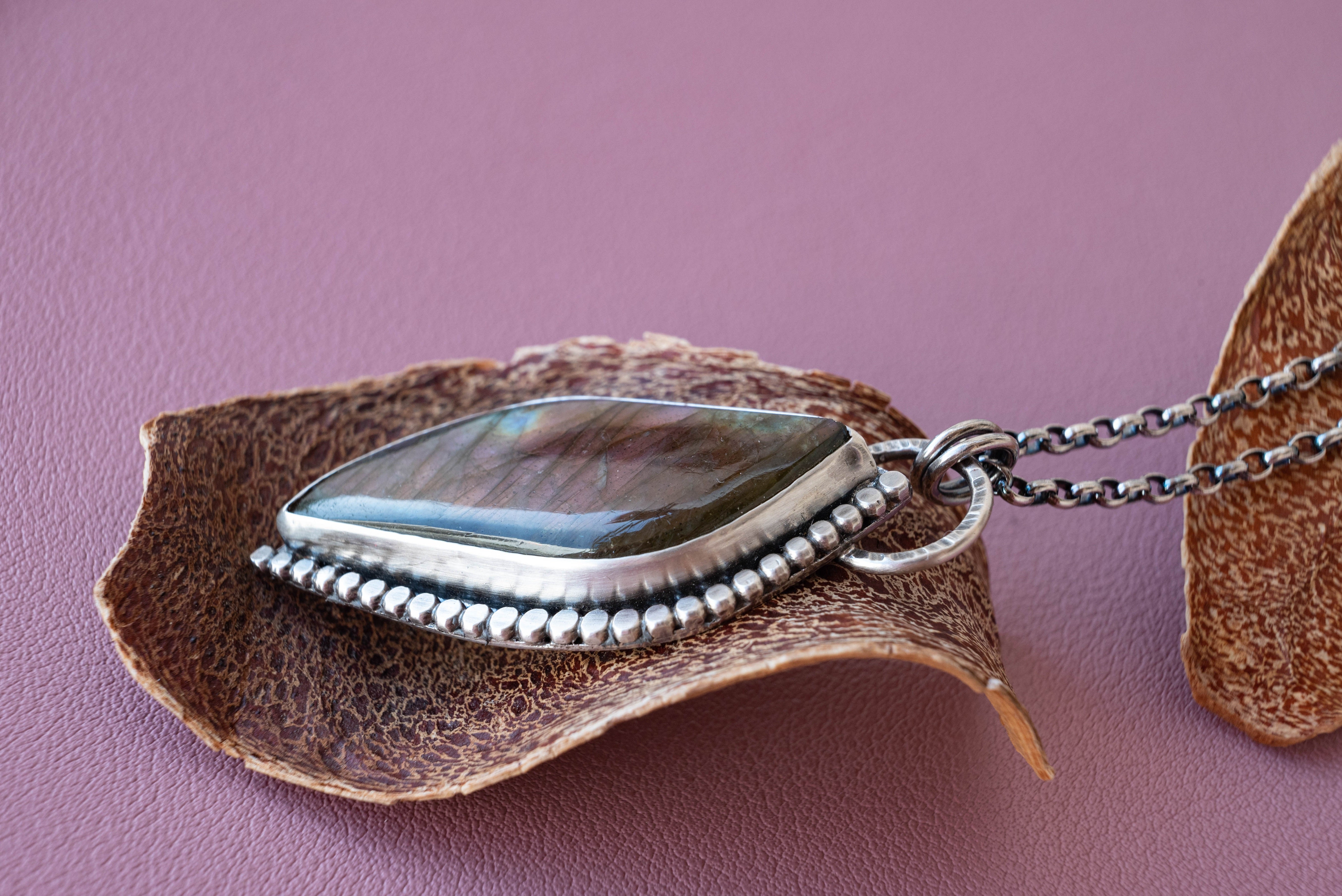 κολιε με πετρες