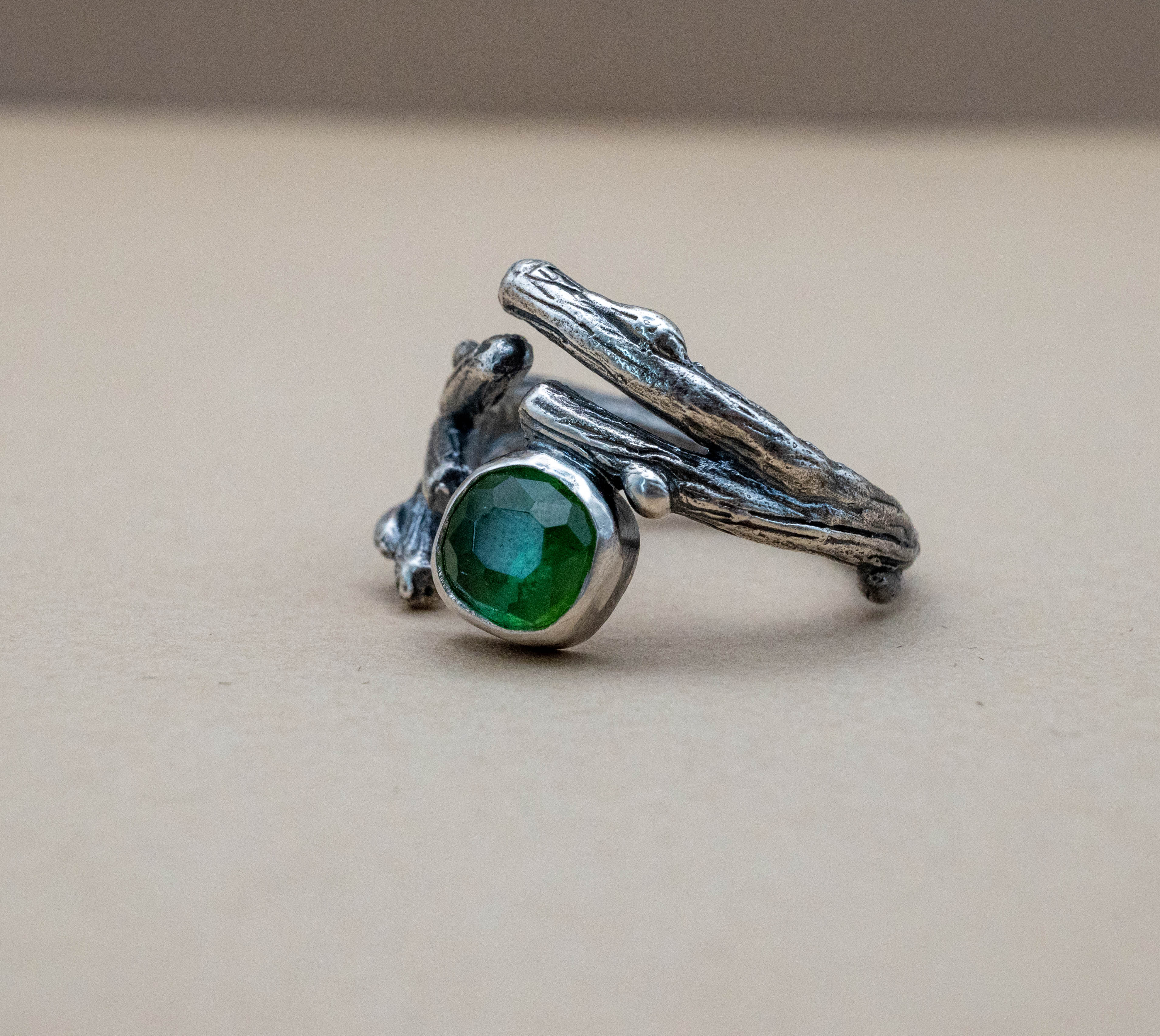 δαχτυλίδι με ημιπολύτιμες πετρες