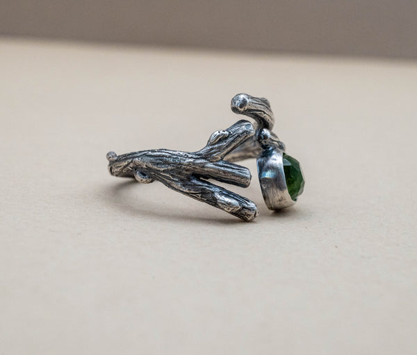 Ασημένιο δαχτυλίδι "κλαδί" με Πράσινη Τουρμαλίνη