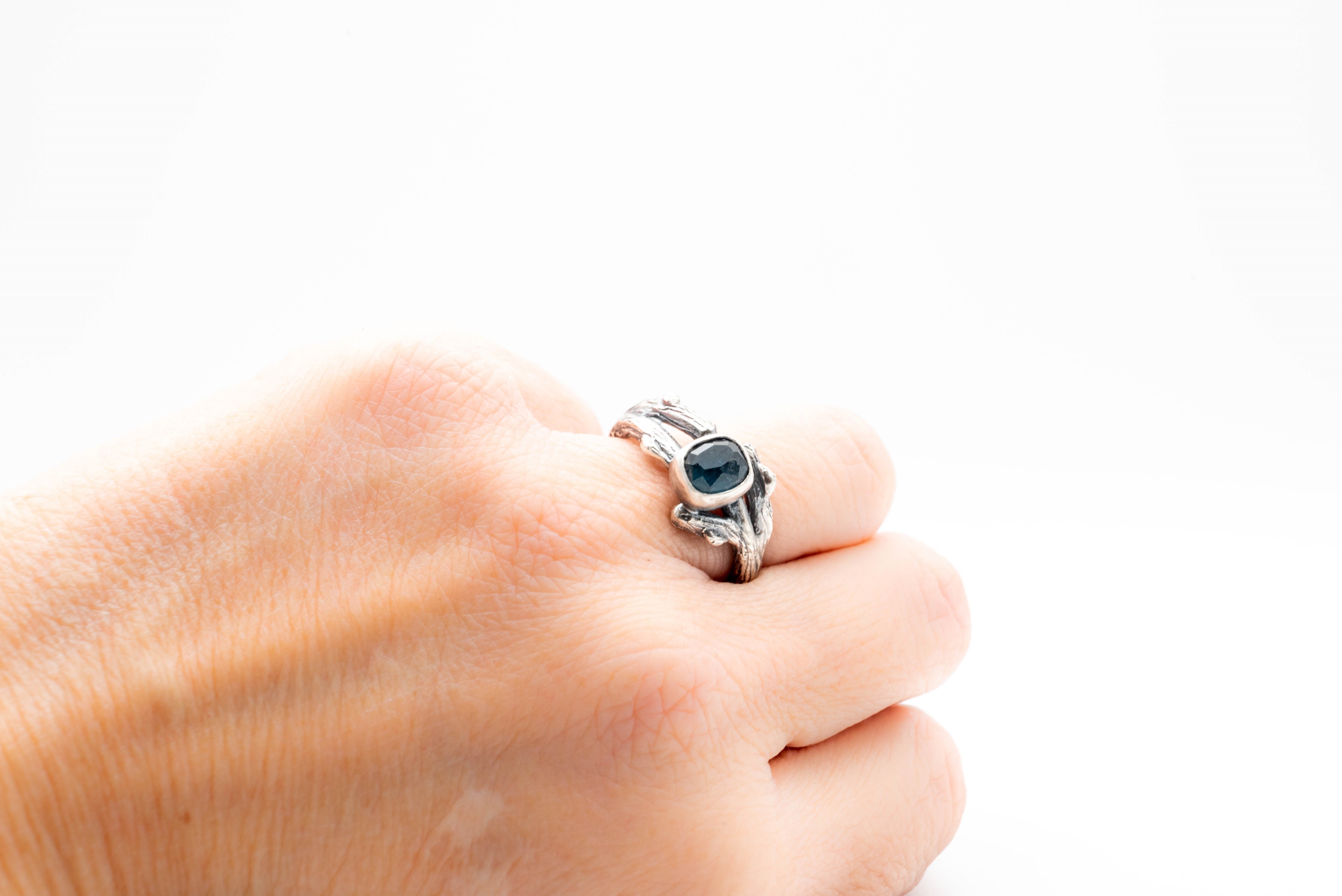 δαχτυλίδια με πετρες