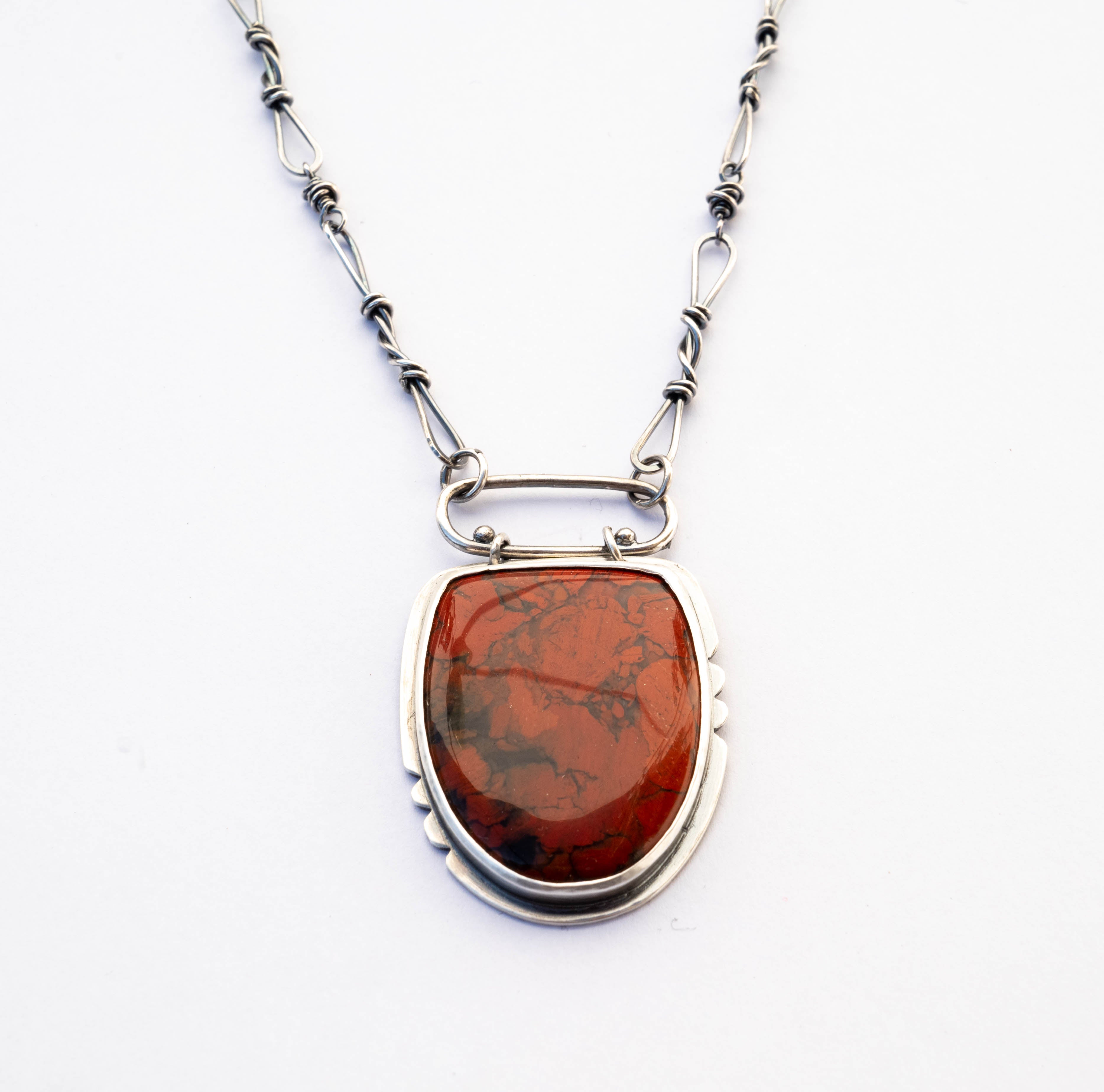 asimenio kolie me kokkini petra