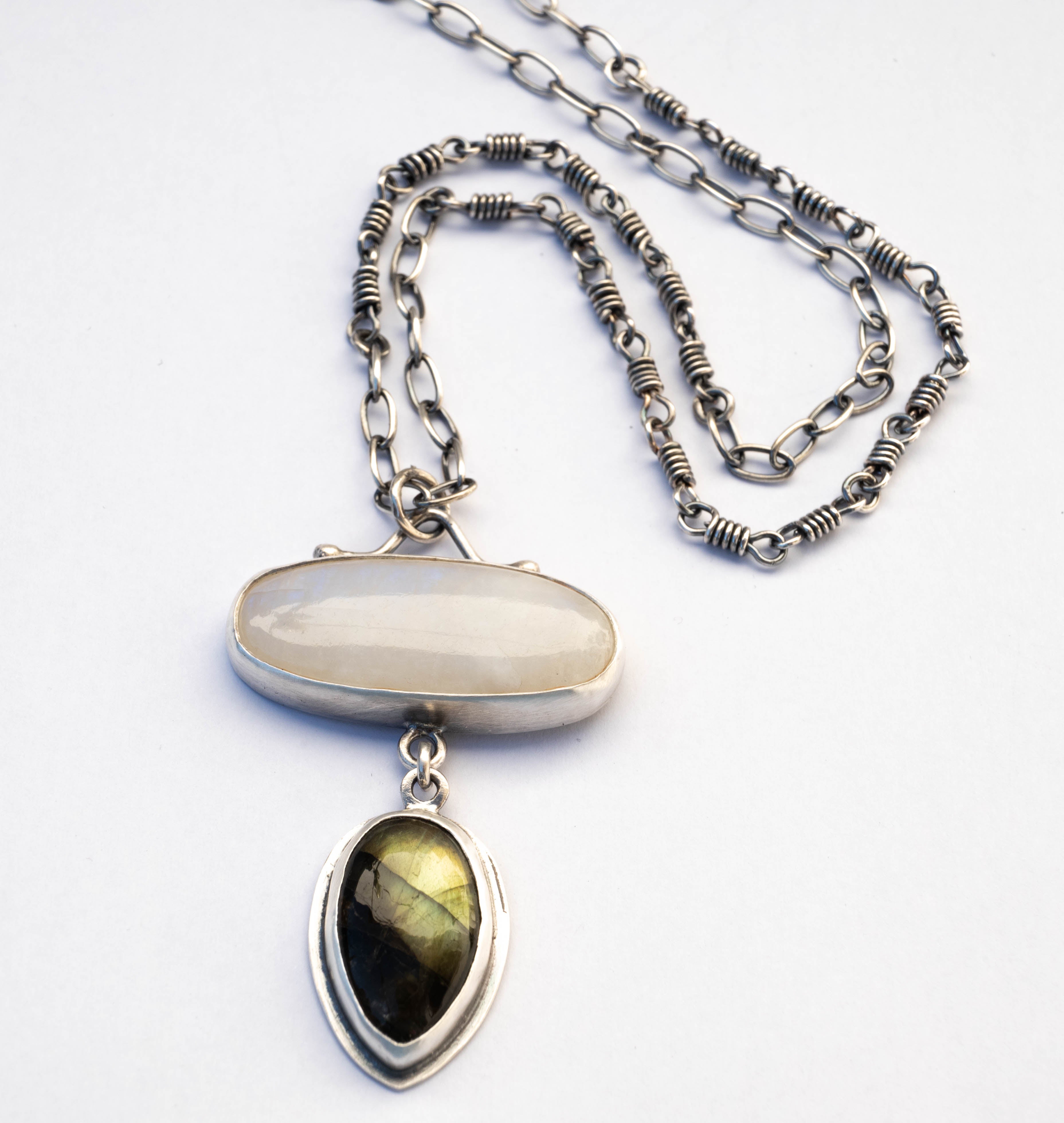 kolie  asimenio me feggaropetra