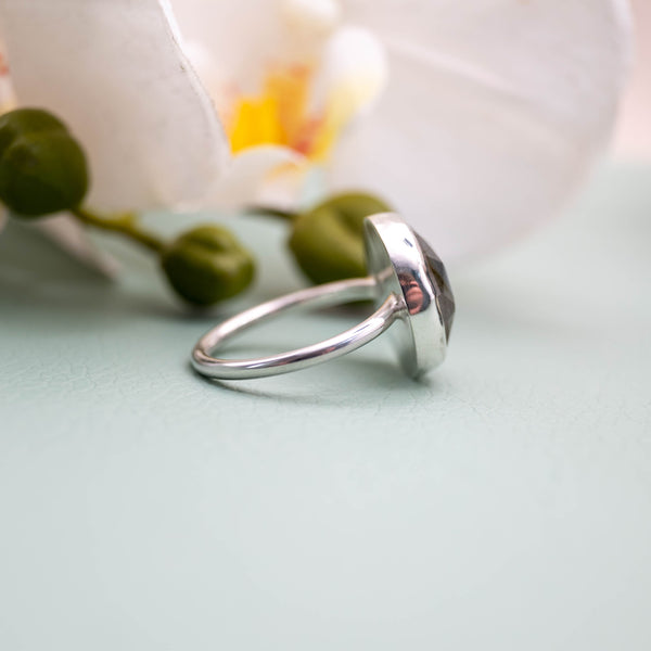 Δαχτυλίδι με πέτρα Λαμπραδορίτη