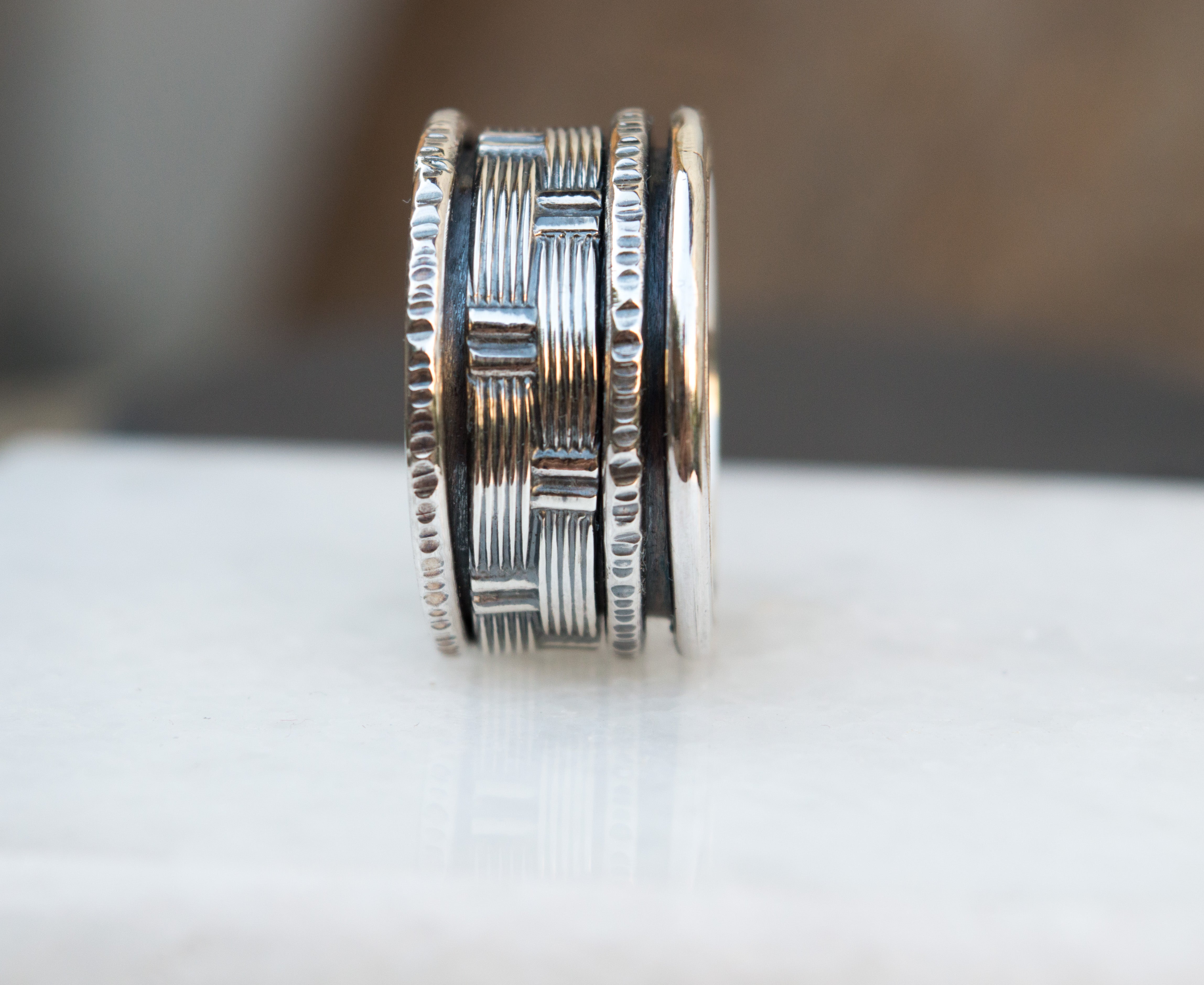Βαρύ spinner ανδρικό με 2 ασημένια βεράκια φαρδύ και λεπτό – πλάγια όψη – SILVERstro