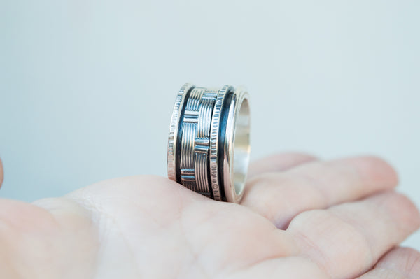 Χειροποίητο ανδρικό spinner δαχτυλίδι – studio shot – SILVERstro