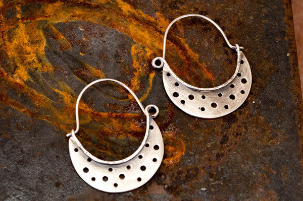 όμορφα ασημένια σκουλαρίκια κρίκοι  κρεμαστά  χειροποίητα 