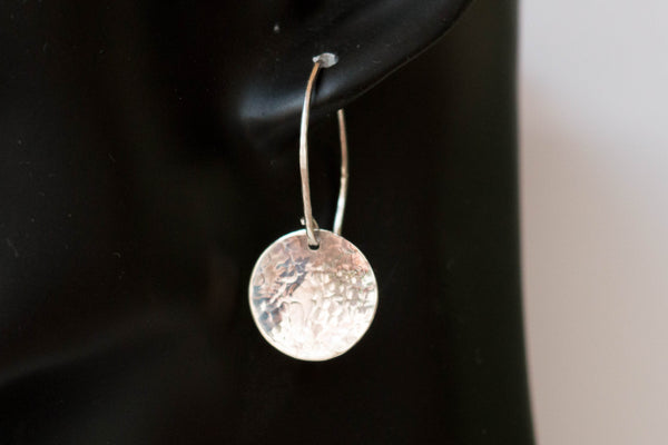 Ασημένια σκουλαρίκια με σφυρήλατο σχέδιο – μικρά & κομψά