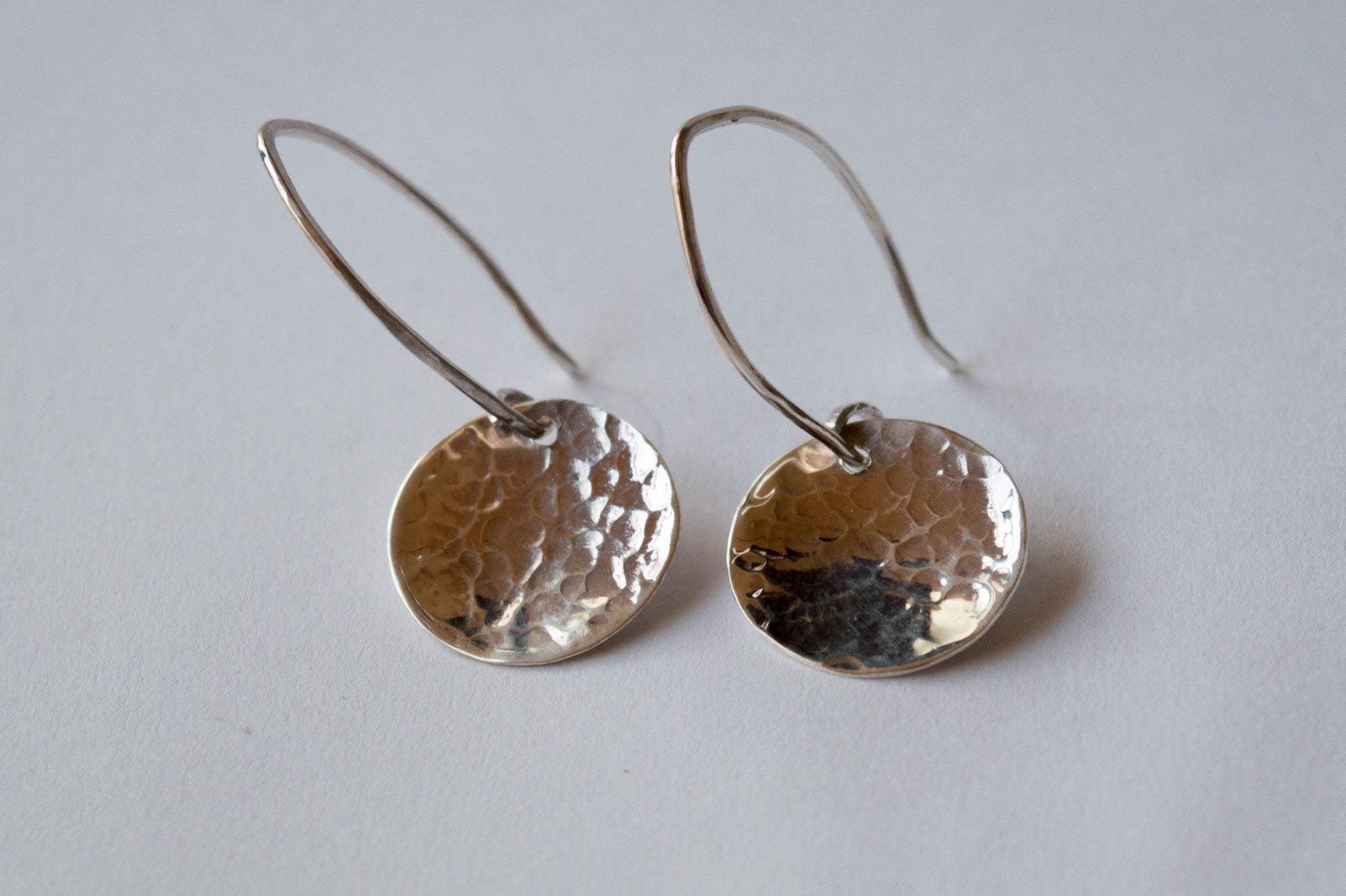 Ασημένια σκουλαρίκια με σφυρήλατο σχέδιο – μικρά & κομψά