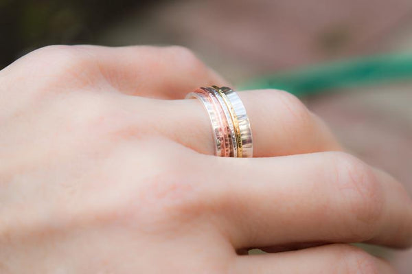 Χειροποίητο τρίχρωμο spinner stacking ring –φορεμένο – SILVERstro